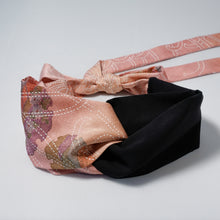 画像をギャラリービューアに読み込む, 着物生地リボン結びクロスヘアバンド(点描模様ピンク×ブラック)