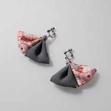 画像をギャラリービューアに読み込む, 着物生地蝶々イヤリング(和傘模様×ダークネイビー系)