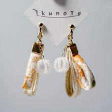 画像をギャラリービューアに読み込む, クリスタルビーズ付き着物生地・組紐イヤリング(イエロー系×ホワイト)