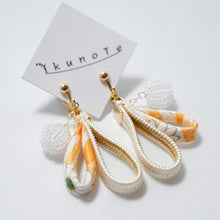 画像をギャラリービューアに読み込む, クリスタルビーズ付き着物生地・組紐イヤリング(イエロー系×ホワイト)