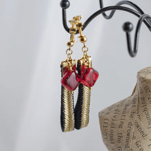 画像をギャラリービューアに読み込む, レッドスクエアビーズ付き組紐イヤリング