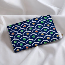 画像をギャラリービューアに読み込む, 着物生地カードケース(扇花模様紺系)